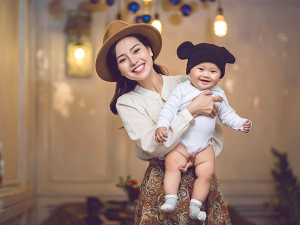 Khánh Hiền: 'Khi sinh con, tôi và chồng ôm nhau khóc suốt 1 ngày'