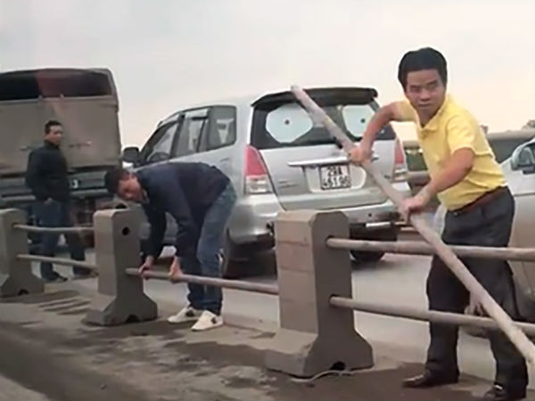 Triệu tập tài xế tháo dải phân cách cầu Thanh Trì