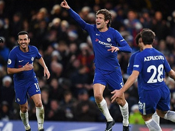 Chelsea giành ba điểm nhờ bàn đá phạt của Marcos Alonso