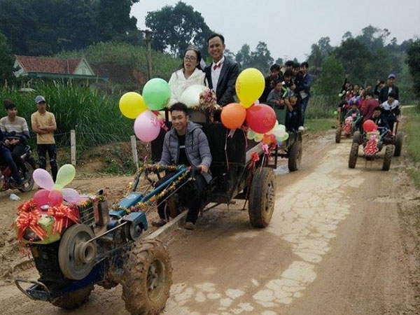 Đón dâu bằng máy xúc và những màn 'rước nàng về dinh' độc đáo