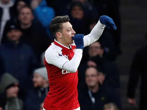Oezil lập siêu phẩm, Arsenal trở lại tốp 4