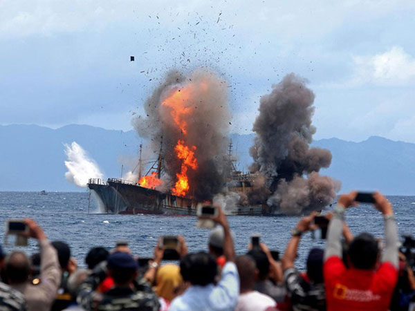 Tại sao Indonesia mạnh tay với tàu cá nước ngoài?