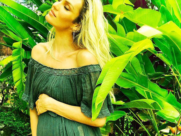 Thiên thần Victoria's Secret khoe hình thể chuẩn dù đang mang bầu