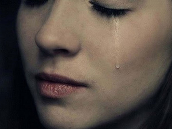 Bị tôi tát vì bắt gặp đi với gái bia ôm, chồng đòi ly hôn