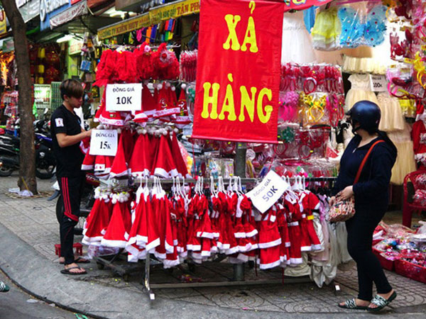 'Chợ' giáng sinh hạ nhiệt, đồng loạt xả hàng