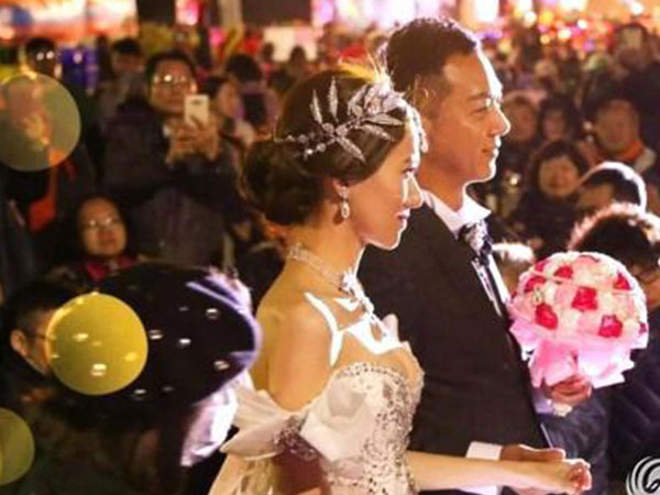 Đám cưới 'khủng' dịp cuối năm: Chi gần 3 tỷ đồng, bày 600 mâm cỗ giữa đường quốc lộ