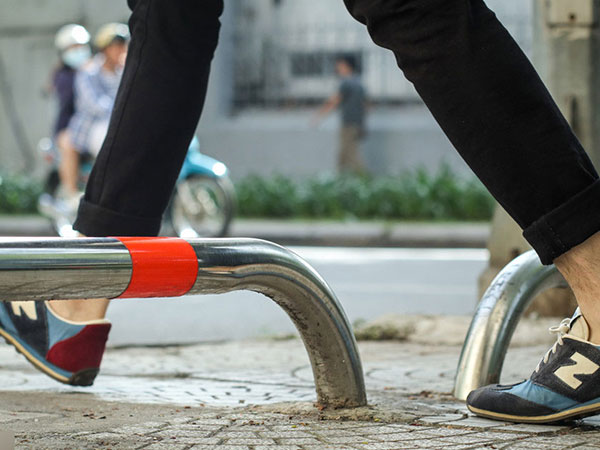 Muôn kiểu rào chắn ngăn xe máy phóng lên vỉa hè ở Sài Gòn