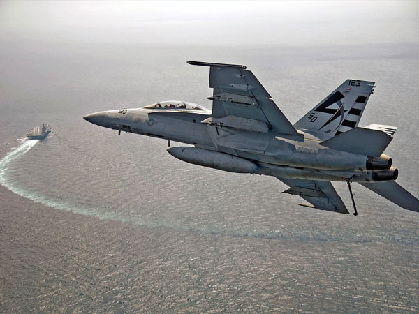 Mỹ công bố video F-18 truy đuổi UFO trên Thái Bình Dương