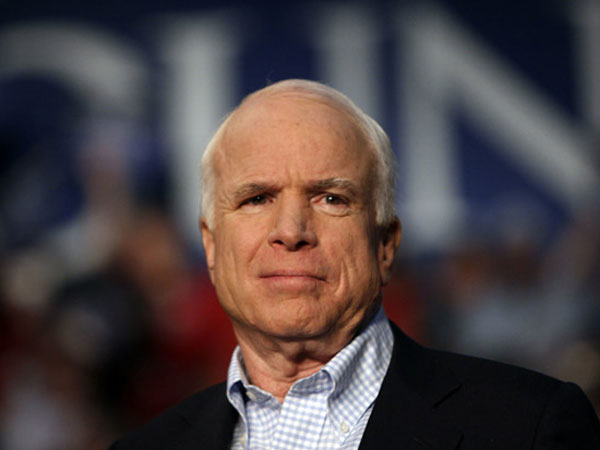 Sức khỏe yếu sau điều trị ung thư não, TNS McCain trở lại Arizona