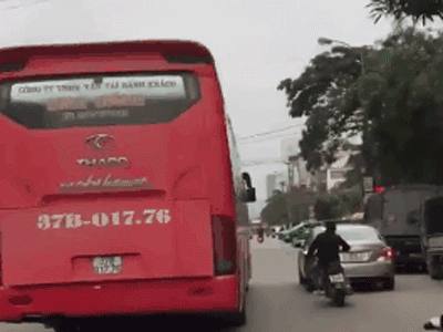 Video: Thích thể hiện nhưng trượt lái, chàng trai loạng choạng ngã kẹp giữa 2 ô tô