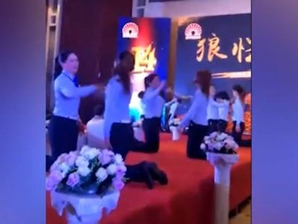 Công ty bắt hàng chục nữ nhân viên quỳ trên sân khấu tát nhau để... 'gắn kết'