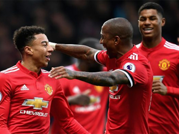 Neville thất vọng khi nhiều cầu thủ từ thời Ferguson vẫn thi đấu cho Man Utd