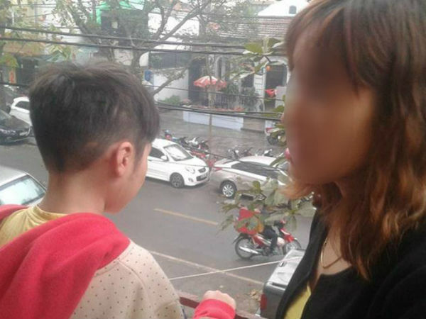 Sáng nay, bé trai bị bố đẻ và mẹ kế bạo hành dã man đã đi học trở lại