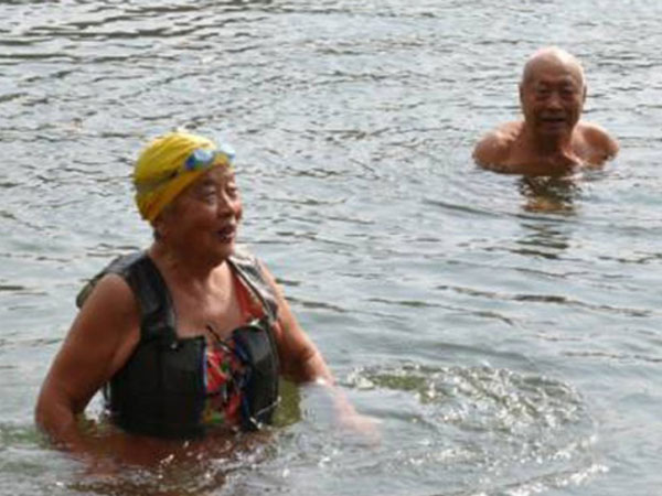 Vợ chồng già bơi mỗi ngày suốt 20 năm để tăng tuổi thọ