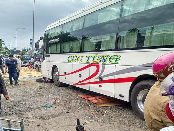 Xe giường nằm sang đường tông chết 2 người đi xe máy