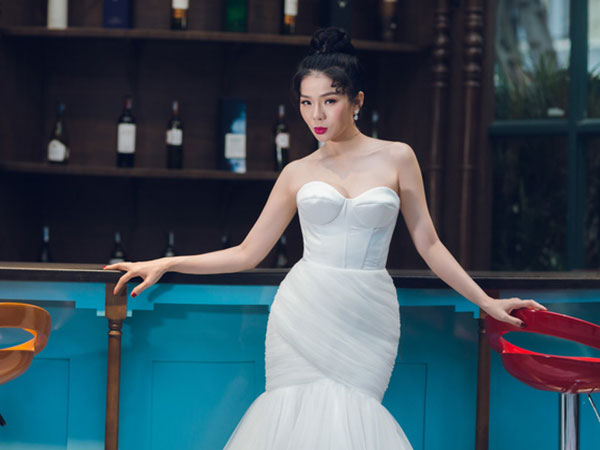 Ca sĩ Lệ Quyên xinh đẹp và sexy trong trang phục váy cưới