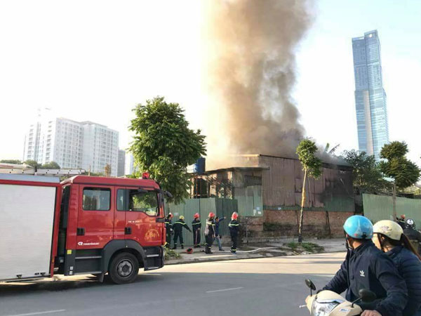 Hà Nội: Cháy lớn ở khu nhà tôn, có người chết