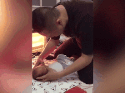 Hết năm đến nơi, bao chị em vẫn đang ế, nhìn chồng người ta massage cho con mà phấn đấu cưới nhanh này!