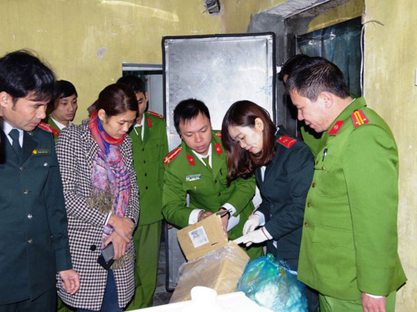 Hơn 2 tạ xúc xích, chân gà và nem thịt quá hạn và không rõ nguồn gốc