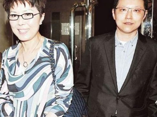 Mỹ nhân nổi tiếng bị chồng bội bạc, về già kết hôn, sống hạnh phúc với đại gia đồng tính