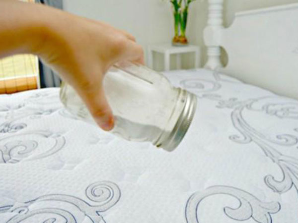 Nhiều chị em hay rắc bột baking soda lên chăn đệm, hóa ra đây là lý do không ngờ