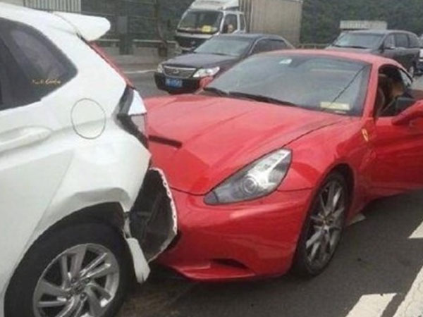 Điên tiết vì bị đâm, chàng trai chợt im bặt khi thấy chủ xe nóng bỏng