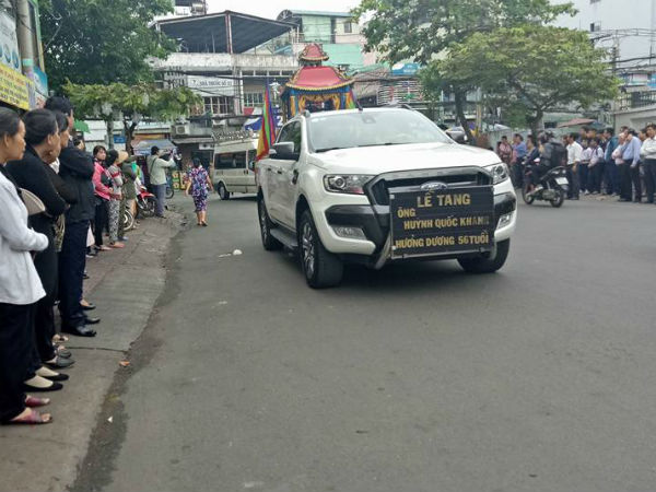 Hàng nghìn học sinh tiễn biệt thầy hiệu trưởng đột ngột qua đời
