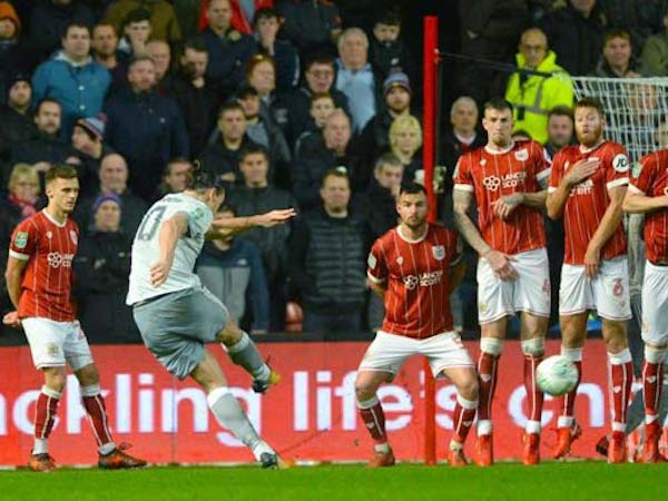 Lập siêu phẩm đá phạt, Ibrahimovic vẫn bị fan MU 'ném đá', ép ra đi