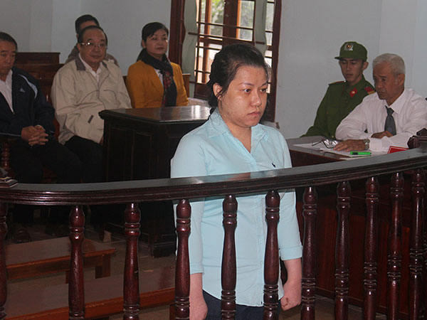 Tham ô tiền tỉ đi sửa sắc đẹp, nữ kế toán trưởng nức nở tại toà