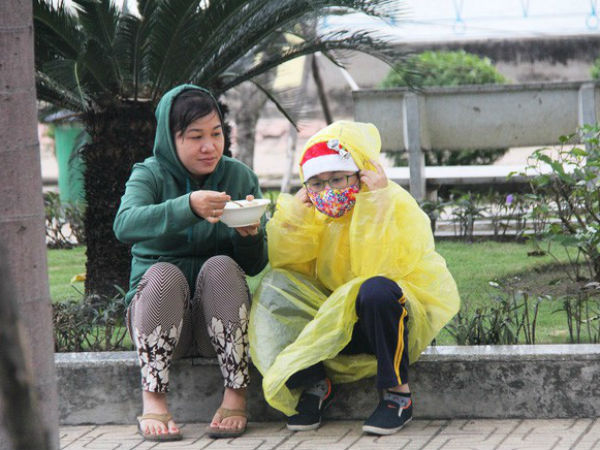 TP.HCM: Học sinh co ro, ngủ gục trên xe bố mẹ đi đến trường dưới thời tiết lạnh nhất năm
