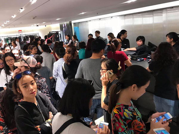 Zara Sài Gòn và Hà Nội đông nghịt, dân tình xếp hàng dài ngay ngày đầu tiên giảm giá