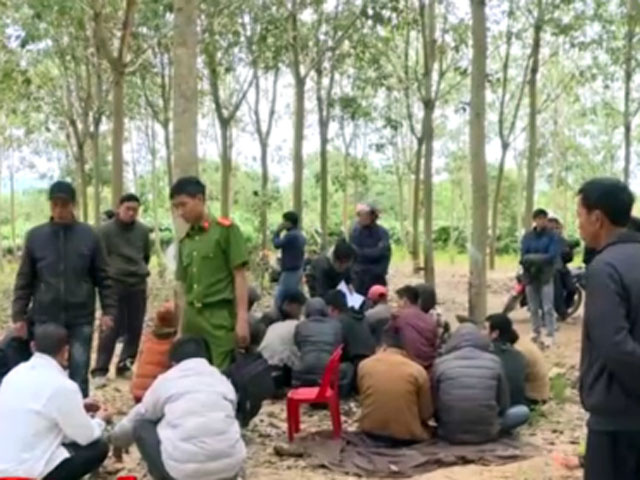 Clip: Cảnh sát đột kích sới bạc 'khủng' trong rẫy vắng