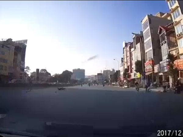 Clip: Dân mạng hú hồn với 'nữ Ninja SH' sang đường