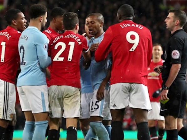 Hai đội thành Manchester thoát án trong vụ ẩu đả ở Old Trafford