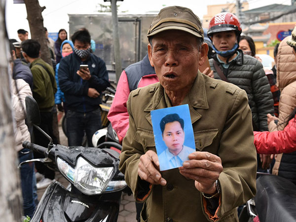 Hay tin thi thể nổi trên sông Tô Lịch, bố mang ảnh con mất tích ra so
