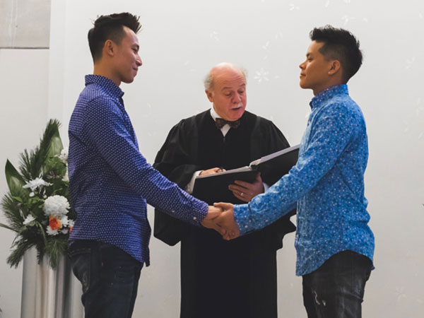 John Huy Trần đính hôn với bạn trai ở Canada