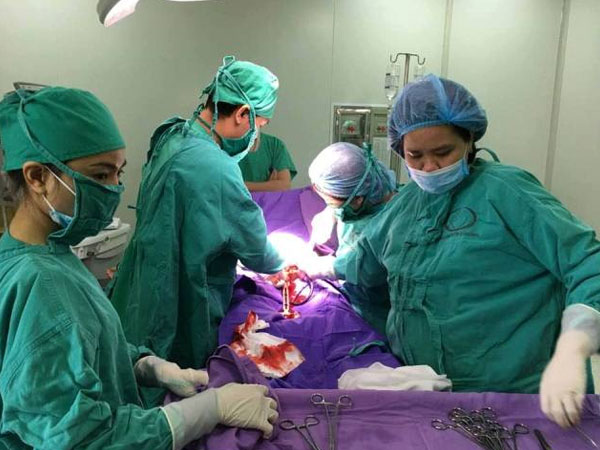 Không theo dõi thai định kỳ, bà mẹ trẻ sốc vì con dị dạng toàn thân, không rõ giới tính
