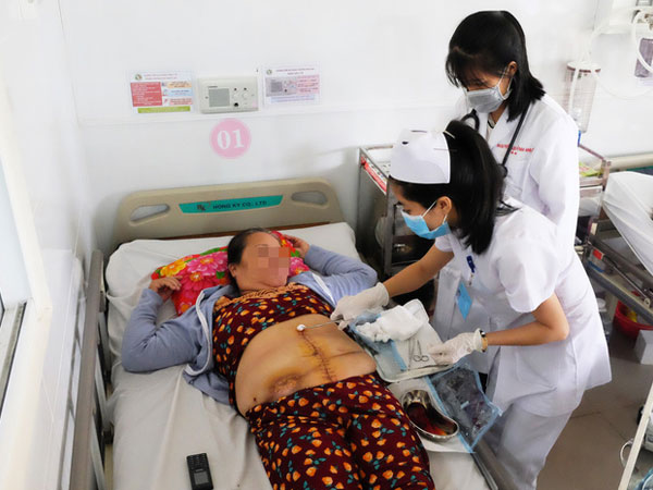 Mất con trong bụng, một phụ nữ phải gắn hậu môn nhân tạo suốt 27 năm mà không biết bị cắt gần hết ruột già