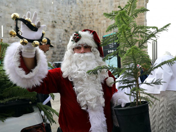 Ông già Noel khuấy động chảo lửa Jerusalem trước Giáng sinh