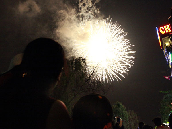 TP.HCM bắn pháo hoa tầm thấp Tết Dương lịch 2018