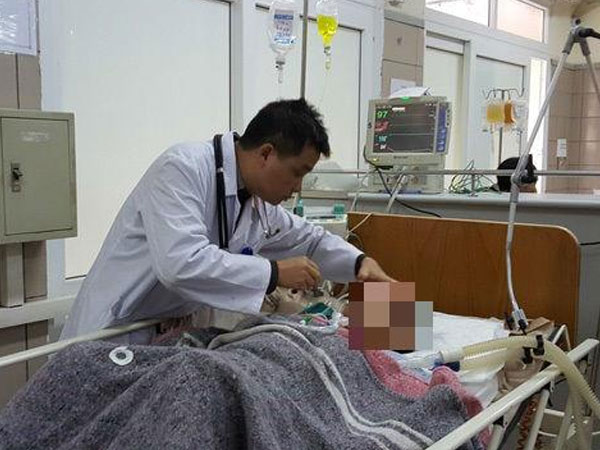 Trời lạnh đốt than sưởi ấm khi ngủ, người đàn ông lực lưỡng bất ngờ bị hôn mê