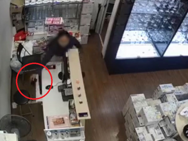 Clip: 'Nữ quái' vờ mua hàng rồi thò tay cuỗm điện thoại