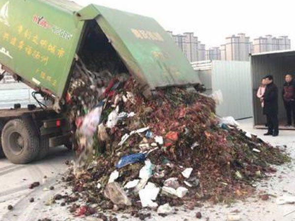 Lỡ tay vứt nhầm nhẫn kim cương vào thùng rác, người phụ nữ vật vã đào 13 tấn rác để tìm kiếm
