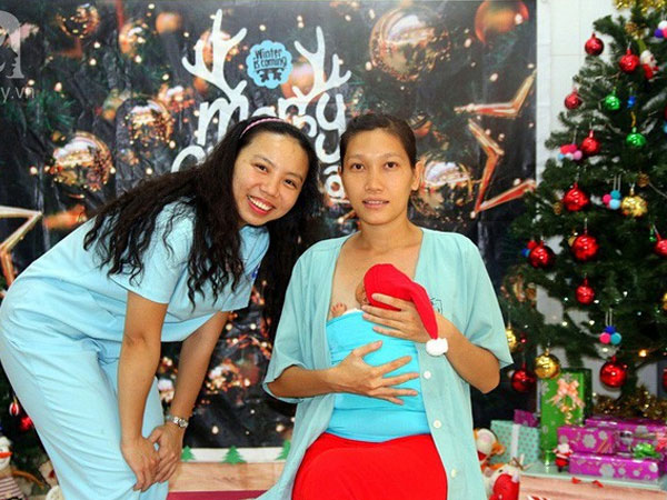 Những em bé 'nằm trên ngực mẹ' đón giáng sinh đầu tiên ấm áp trong bệnh viện