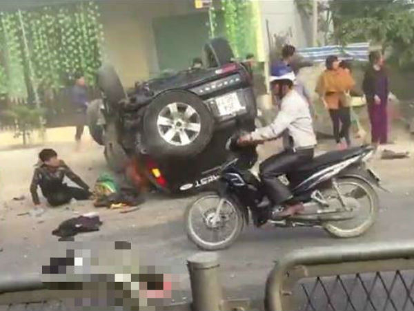 Ôtô Ford Everest tông 2 xe máy, hai người tử vong