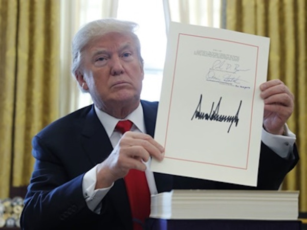 Trump ký luật cải cách thuế lớn nhất 30 năm