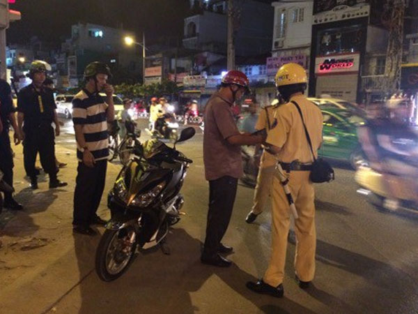 Vi phạm luật giao thông, quật ngã chiến sĩ công an rồi đưa chìa khóa cho em trai tháo chạy
