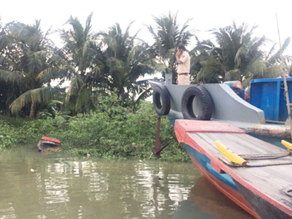 Đang ngủ trên ghe cũng bị sà lan tông tử vong