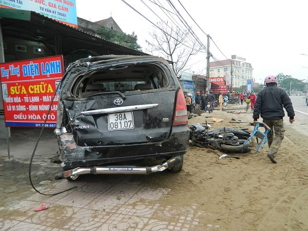 Hà Tĩnh: Xe tải chở cát nổ lốp đâm nát ô tô, xe máy