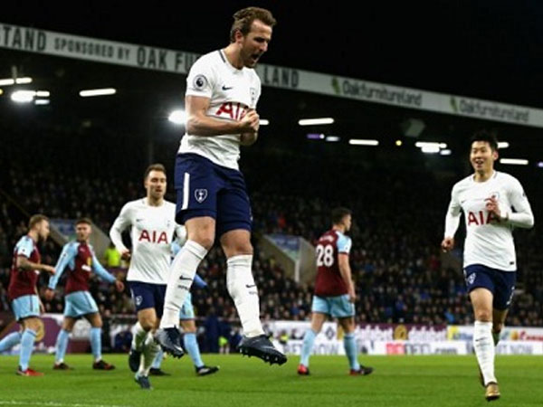 Harry Kane lập hat-trick, Tottenham vượt Arsenal